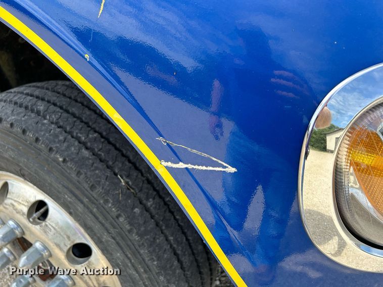 image for item MD9000 2006 Freightliner Business Class M2 106  rollback truck