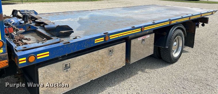 image for item MD9000 2006 Freightliner Business Class M2 106  rollback truck