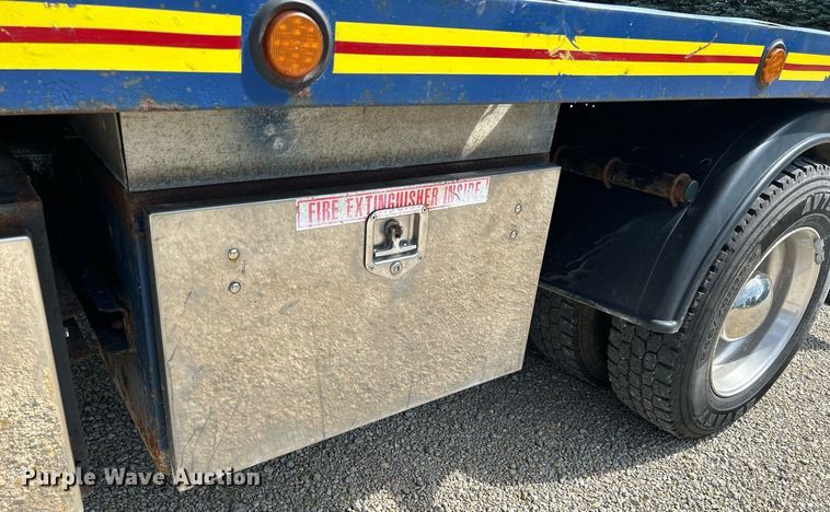 image for item MD9000 2006 Freightliner Business Class M2 106  rollback truck