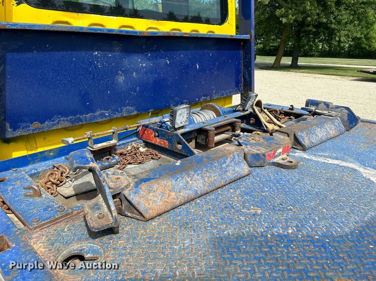 image for item MD9000 2006 Freightliner Business Class M2 106  rollback truck