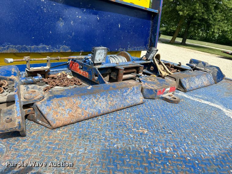 image for item MD9000 2006 Freightliner Business Class M2 106  rollback truck