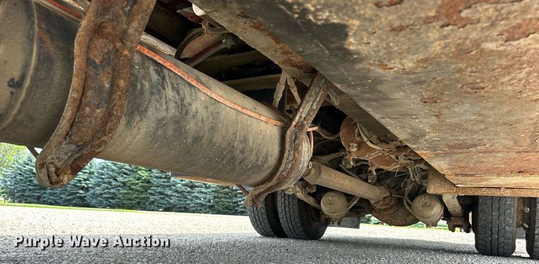 image for item MD9000 2006 Freightliner Business Class M2 106  rollback truck