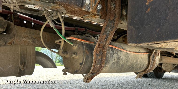 image for item MD9000 2006 Freightliner Business Class M2 106  rollback truck