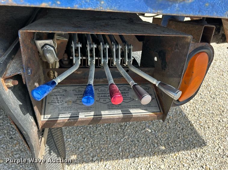 image for item MD9000 2006 Freightliner Business Class M2 106  rollback truck