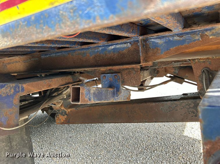 image for item MD9000 2006 Freightliner Business Class M2 106  rollback truck