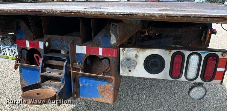 image for item MD9000 2006 Freightliner Business Class M2 106  rollback truck