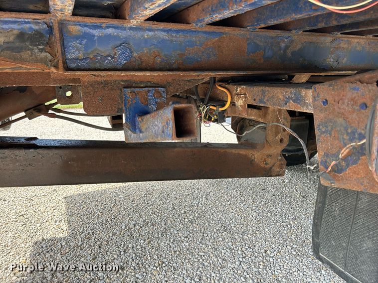 image for item MD9000 2006 Freightliner Business Class M2 106  rollback truck