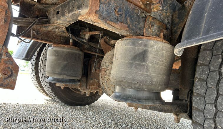 image for item MD9000 2006 Freightliner Business Class M2 106  rollback truck