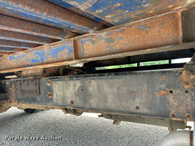 image for item MD9000 2006 Freightliner Business Class M2 106  rollback truck