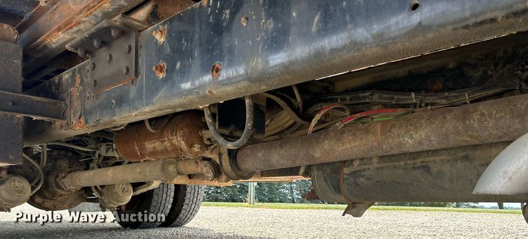 image for item MD9000 2006 Freightliner Business Class M2 106  rollback truck