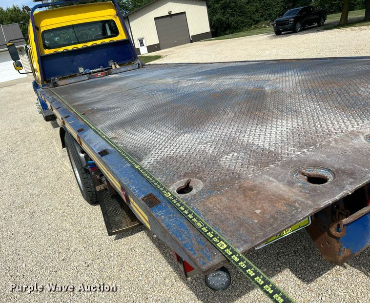 image for item MD9000 2006 Freightliner Business Class M2 106  rollback truck