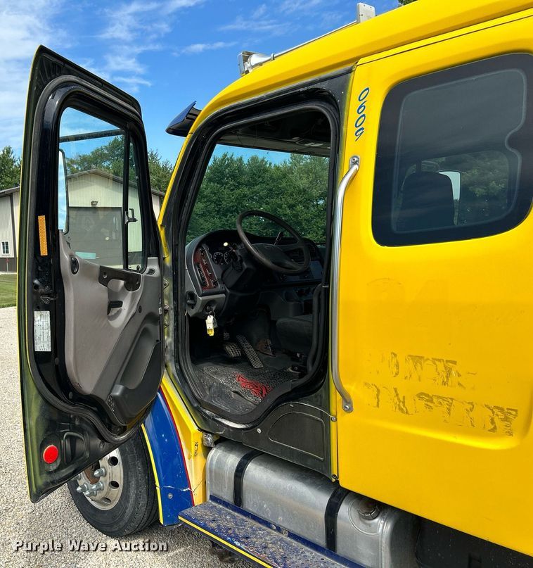 image for item MD9000 2006 Freightliner Business Class M2 106  rollback truck