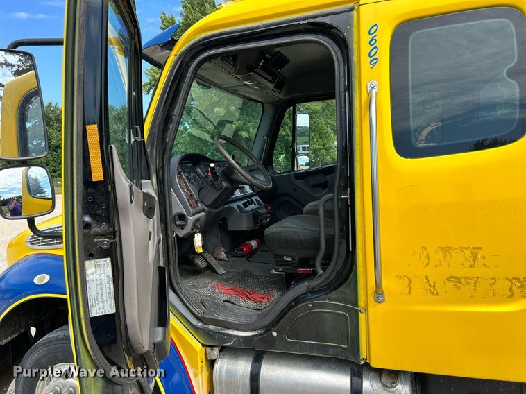 image for item MD9000 2006 Freightliner Business Class M2 106  rollback truck