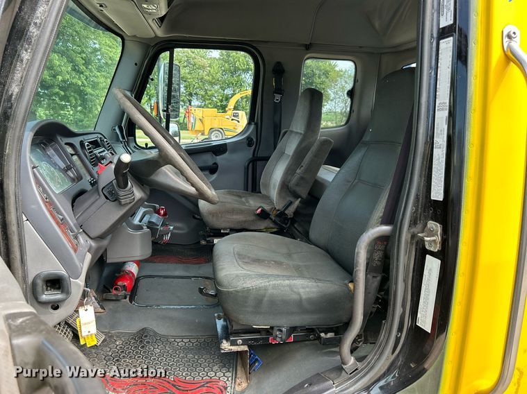 image for item MD9000 2006 Freightliner Business Class M2 106  rollback truck