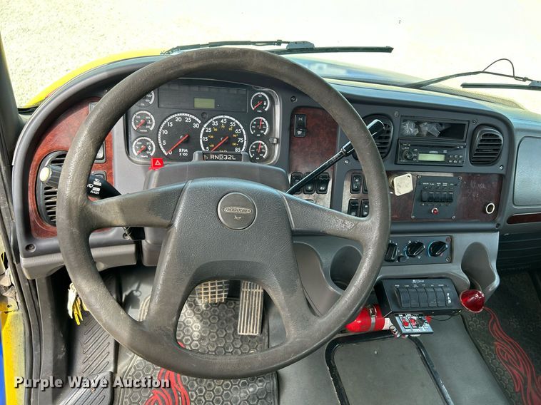 image for item MD9000 2006 Freightliner Business Class M2 106  rollback truck