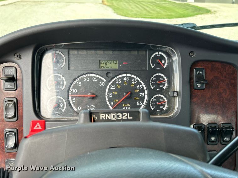 image for item MD9000 2006 Freightliner Business Class M2 106  rollback truck