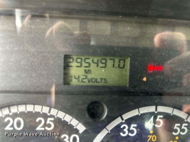 image for item MD9000 2006 Freightliner Business Class M2 106  rollback truck