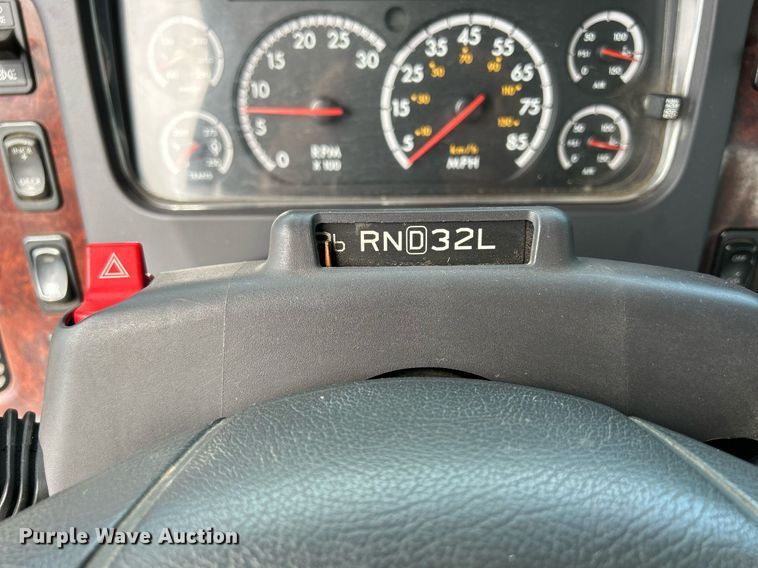 image for item MD9000 2006 Freightliner Business Class M2 106  rollback truck