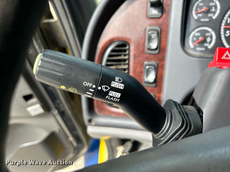 image for item MD9000 2006 Freightliner Business Class M2 106  rollback truck