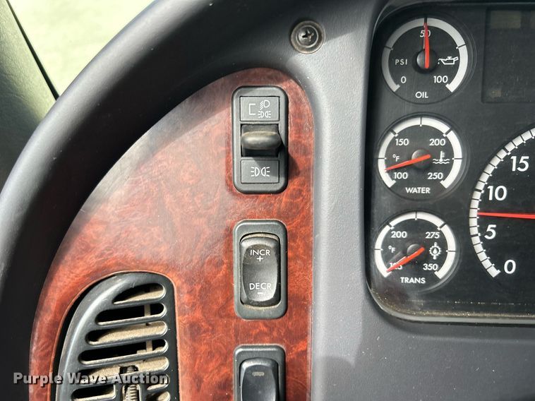 image for item MD9000 2006 Freightliner Business Class M2 106  rollback truck