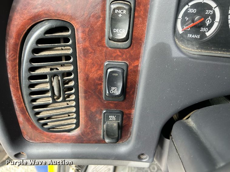 image for item MD9000 2006 Freightliner Business Class M2 106  rollback truck