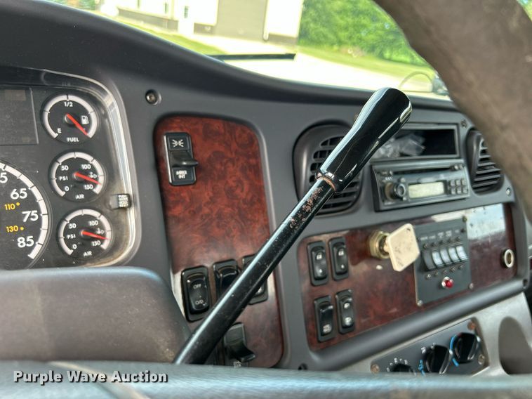 image for item MD9000 2006 Freightliner Business Class M2 106  rollback truck