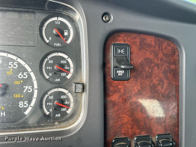 image for item MD9000 2006 Freightliner Business Class M2 106  rollback truck