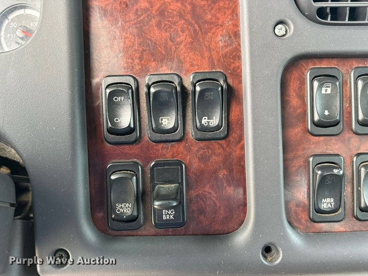 image for item MD9000 2006 Freightliner Business Class M2 106  rollback truck