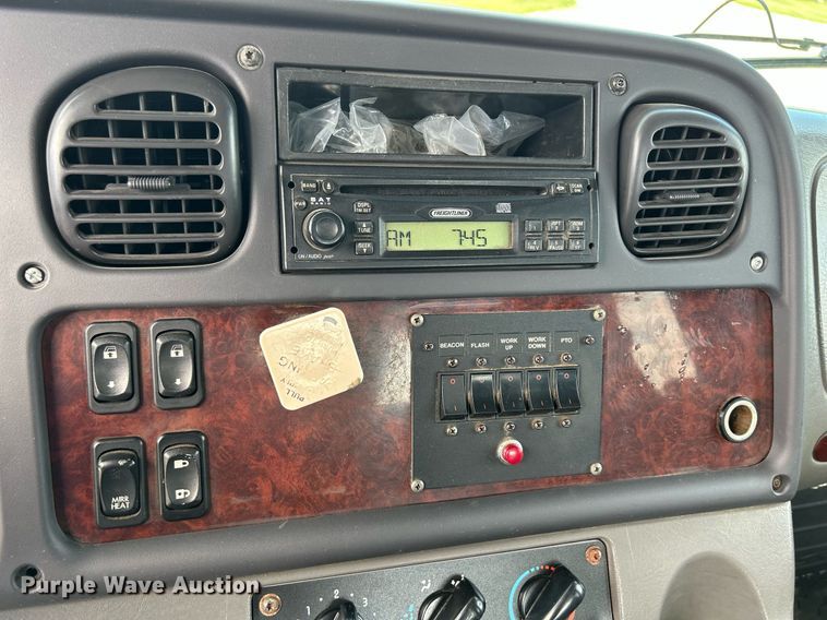 image for item MD9000 2006 Freightliner Business Class M2 106  rollback truck