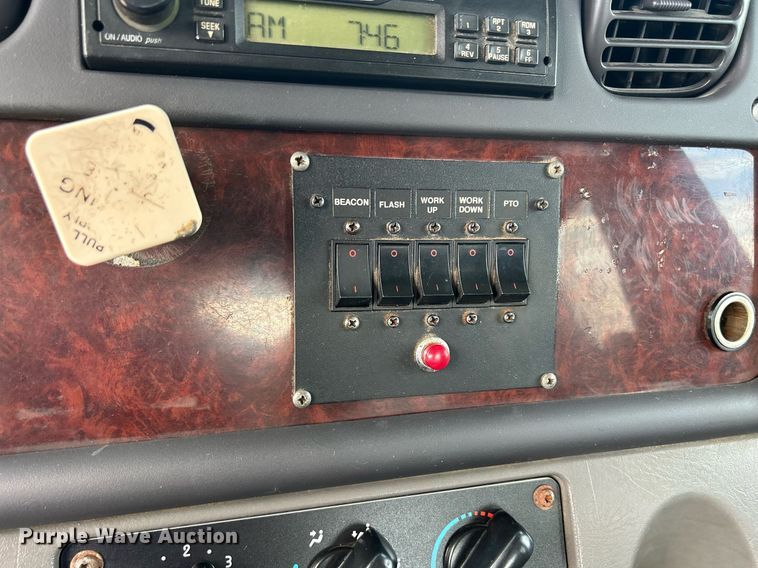 image for item MD9000 2006 Freightliner Business Class M2 106  rollback truck