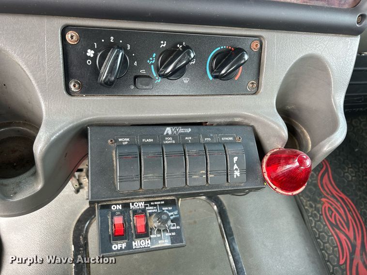 image for item MD9000 2006 Freightliner Business Class M2 106  rollback truck