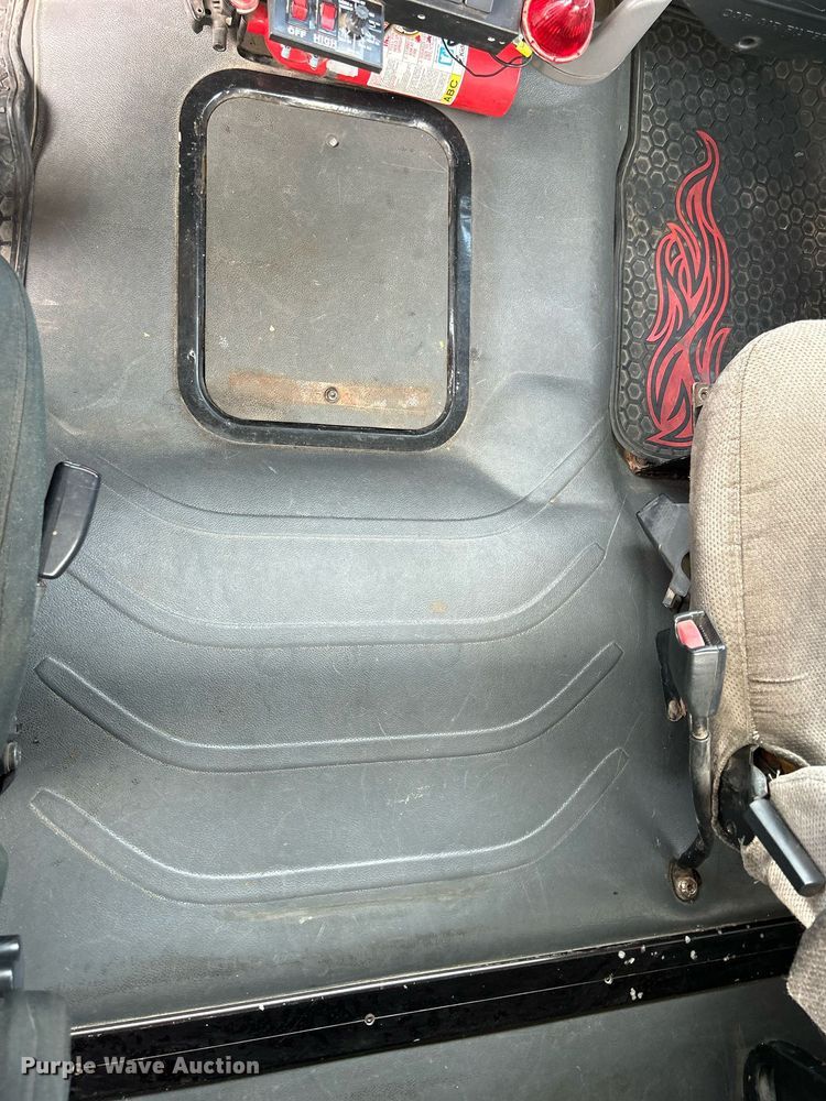 image for item MD9000 2006 Freightliner Business Class M2 106  rollback truck