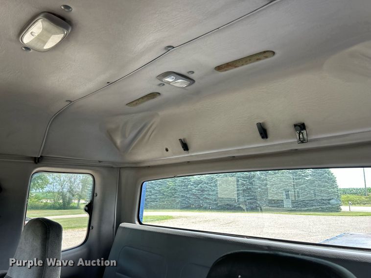 image for item MD9000 2006 Freightliner Business Class M2 106  rollback truck