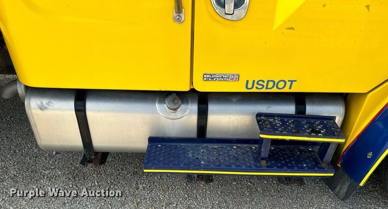 image for item MD9000 2006 Freightliner Business Class M2 106  rollback truck