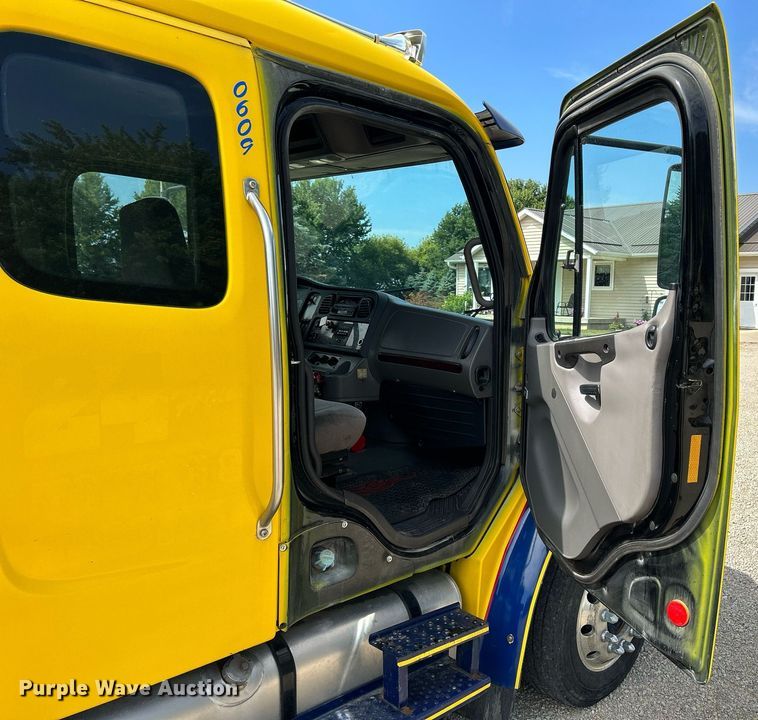 image for item MD9000 2006 Freightliner Business Class M2 106  rollback truck