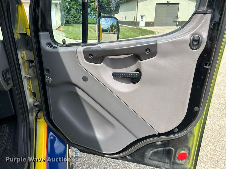 image for item MD9000 2006 Freightliner Business Class M2 106  rollback truck