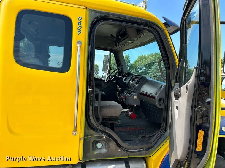 image for item MD9000 2006 Freightliner Business Class M2 106  rollback truck