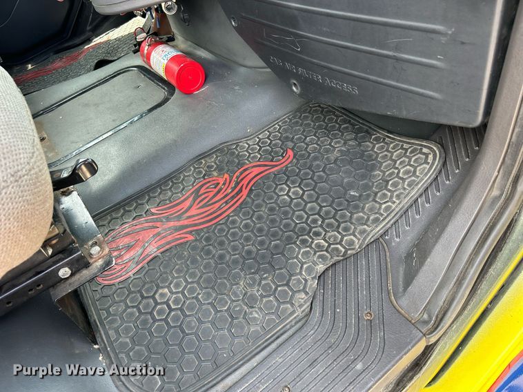 image for item MD9000 2006 Freightliner Business Class M2 106  rollback truck