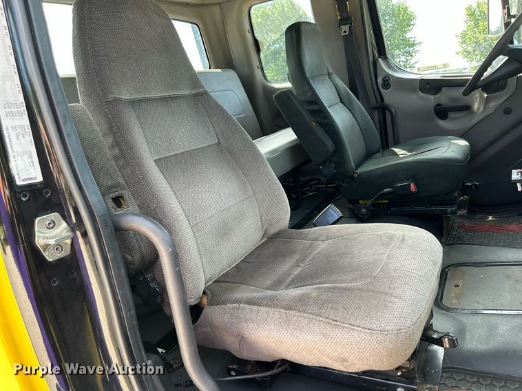 image for item MD9000 2006 Freightliner Business Class M2 106  rollback truck