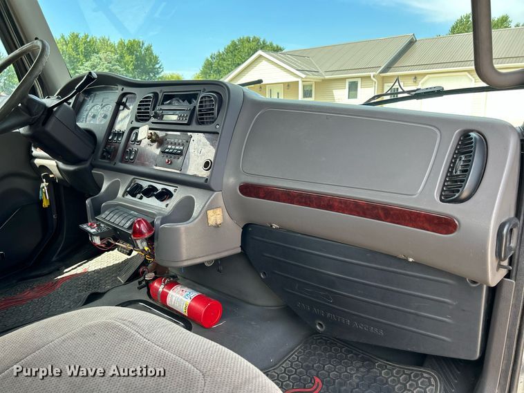 image for item MD9000 2006 Freightliner Business Class M2 106  rollback truck