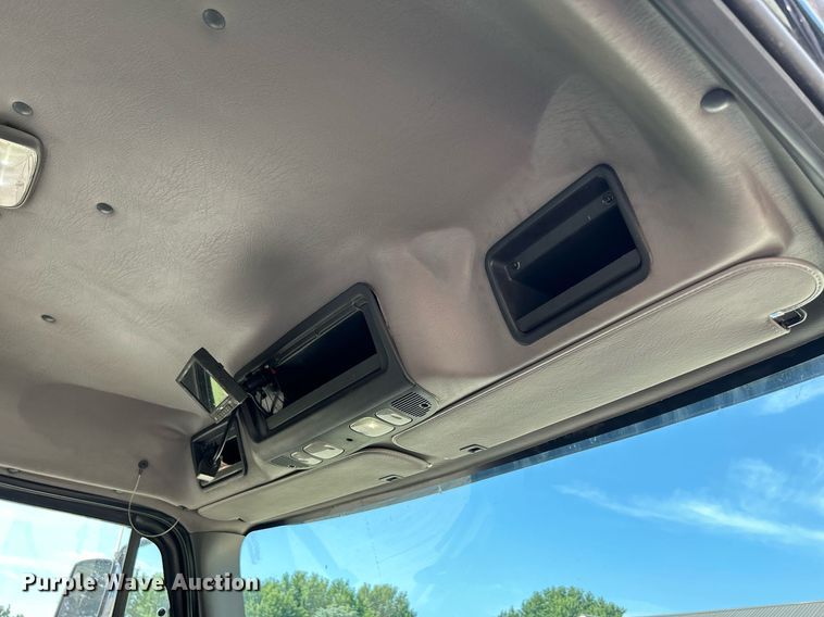 image for item MD9000 2006 Freightliner Business Class M2 106  rollback truck