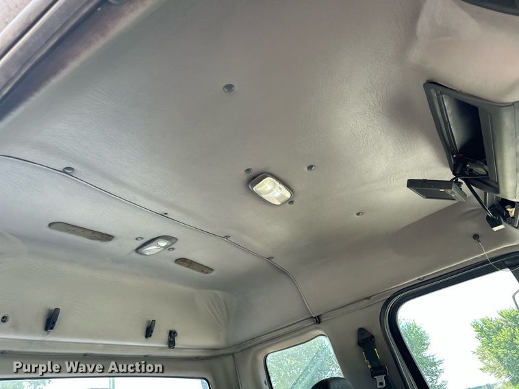 image for item MD9000 2006 Freightliner Business Class M2 106  rollback truck