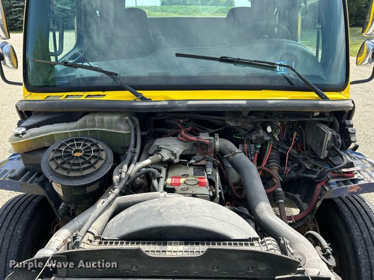 image for item MD9000 2006 Freightliner Business Class M2 106  rollback truck