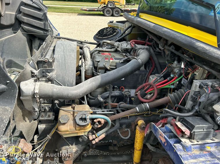 image for item MD9000 2006 Freightliner Business Class M2 106  rollback truck