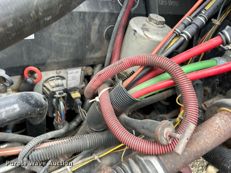 image for item MD9000 2006 Freightliner Business Class M2 106  rollback truck