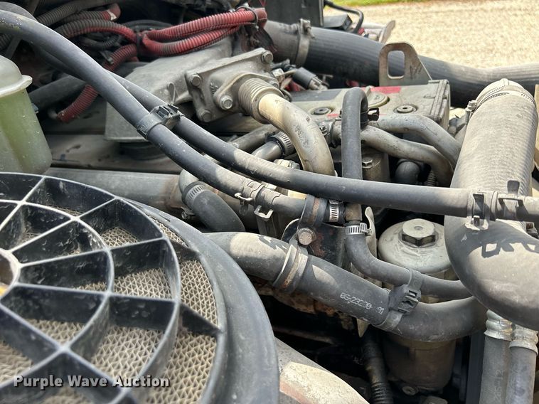 image for item MD9000 2006 Freightliner Business Class M2 106  rollback truck