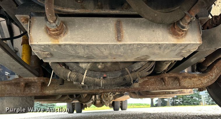 image for item MD9000 2006 Freightliner Business Class M2 106  rollback truck