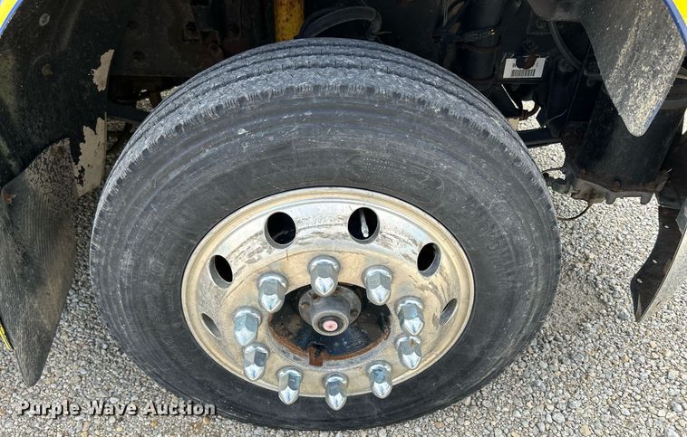 image for item MD9000 2006 Freightliner Business Class M2 106  rollback truck