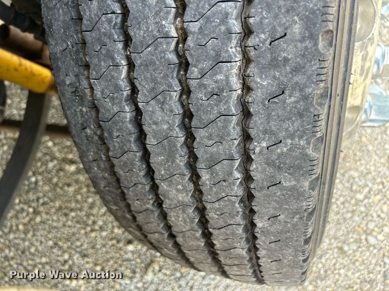 image for item MD9000 2006 Freightliner Business Class M2 106  rollback truck