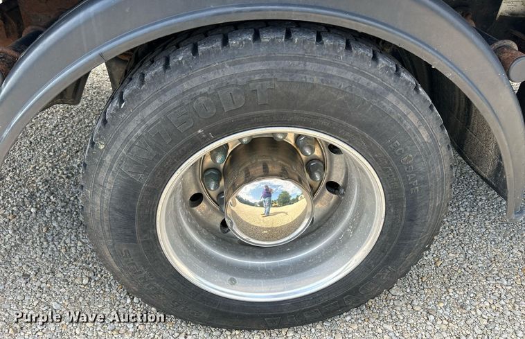 image for item MD9000 2006 Freightliner Business Class M2 106  rollback truck